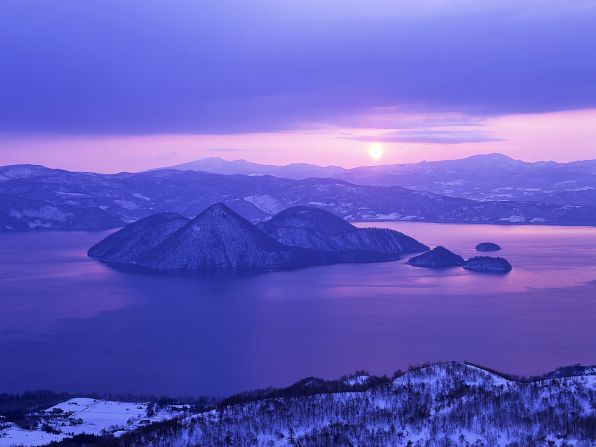 Lake Toya (Hokkaido): Even in winters that plummet well below freezing point, Lake Toya never ices over. The near-circular lake is the remains of a volcanic eruption that hollowed out the ground. Mount Usu lies on the southern rim of the lake and Nakajima Island sits at the center.