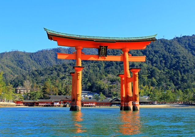 Itsukushima Shrine (Hiroshima): Believed to be the boundary between the spirit and human worlds, the Otorii's vermilion color is said to keep evil spirits away. It's possible to walk to it on the sand bar during low tide and enjoy the view of Mount Misen behind the gate. At high tide, the 16-meter-high Torii appears to float on the water.